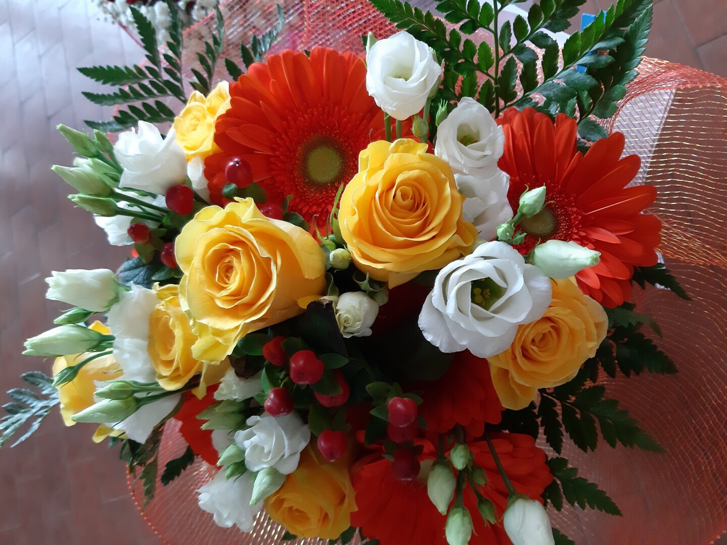 Bouquet di fiori e rose gialle e rosse